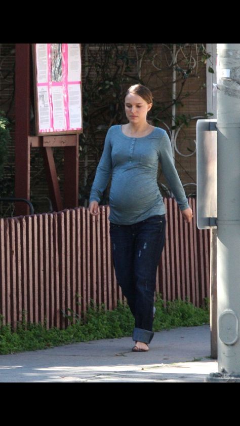 Natalie Portman Pregnant, Cole And Savannah, Pregnant Model, Emotional Photos, Pregnant Celebrities, Pregnant Belly, Natalie Portman, Maternity Fashion, Pregnancy Photos