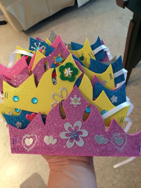 Home made Frozen party crowns! #frozen #party Disney Crown, Catechism Crafts, Kids Gardening Party, School Age Crafts, Princess Crafts, Graduation Crafts, Crown For Kids, Crown Crafts, Craft Stalls