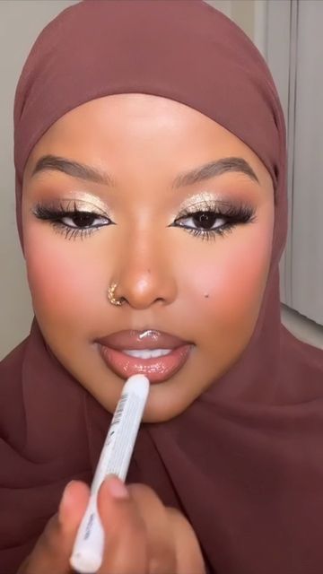 Sumaya Yusuf | Beauty & Fashion on Instagram: "NUDE LIP COMBOS>>> The jumbo white stick by @nyxcosmetics is something I thought of a while ago and it brightens your lip without changing the color which I LOVE! I used the @emcosmetics lipliner in Foxy, @anastasiabeverlyhills lipstick in Soft Brown & @fentybeauty Beauty Glossbomb in Fenty Heat!! #makeup #lipcombo #lipgloss #makeup #makeupartist #eyemakeup #eyeshadow #reels #beautytips #makeupforblackwomen #naturallyshesdope #beautyvlogger #makeu Nude Lip Combo Brown Skin, Lip Liner And Gloss Combo Black Women, Lipliner And Lipgloss Combos, Lipgloss Makeup, Brown Liner, Lip Combos, Lipstick For Dark Skin, Bridesmaid Inspiration, Beauty Vlogger