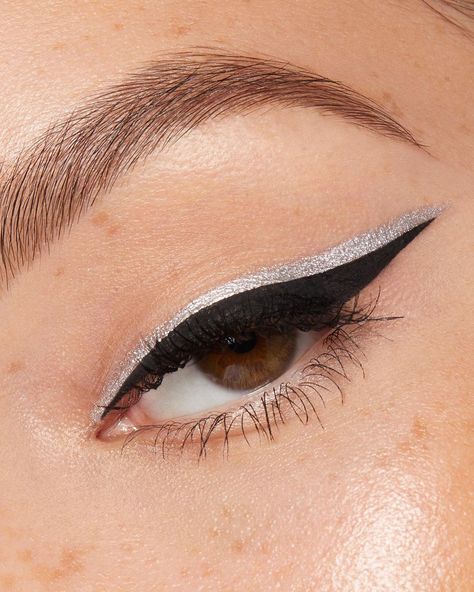 Black And Silver Outfits, Black And Silver Eye Makeup, Double Eyeliner, Kim Makeup, Silver Eyeliner, Slay Makeup, Silver Eye Makeup, Nye Makeup, Black Hair Accessories