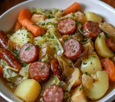 Laurent Mariotte Recettes 🥮🍰 | Chou Vert Braisé aux Saucisses | Facebook Slow Cooker Kielbasa, Cabbage And Potatoes, Sausage Dishes, Food Quotes, Easy Family Meals, Family Meals, Food Lover, Diner, Slow Cooker