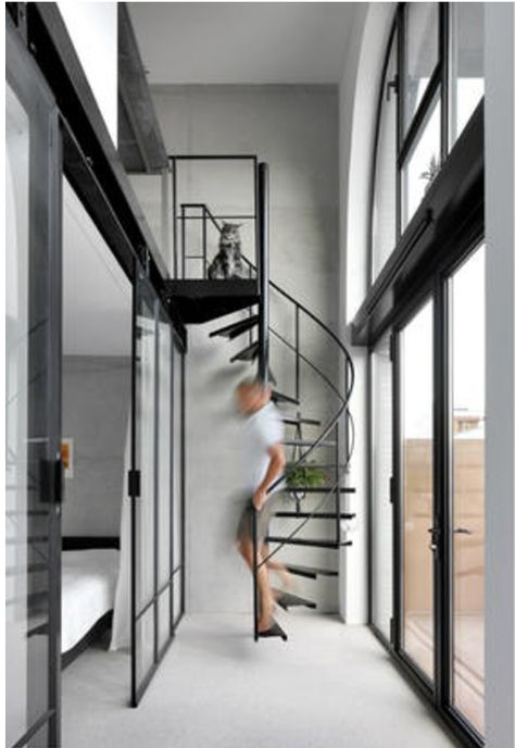 Trap Makeover, Spiral Stairs Design, Minimal Apartment, Stair Makeover, Stairs Makeover, Amsterdam Houses, Loft Stairs, Lan Can, Spiral Stairs