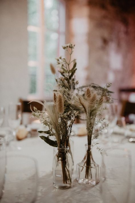 Pallet Table Plan, Decor With Dried Flowers, Round Wedding Tables, Wedding In France, Dried Flowers Wedding, Rustic Wedding Table, Grass Wedding, Wedding Table Flowers, Table Plan