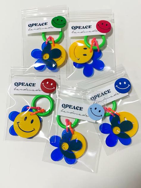 Packaging Keychain Ideas, Cool Merchandise Ideas, Smiley Keychain, Keychain Packaging, Shrink Paper, Keychain Design, Shrink Plastic, Diy Keychain, Packaging Design Inspiration