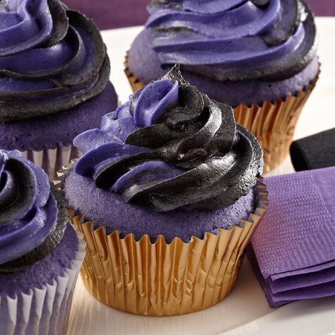 Score big on Baltimore game day with purple and black frosted cupcakes. Neon Food Coloring, Layered Pumpkin Cheesecake, Black Cupcakes, Purple Cupcakes, Pumpkin Cheesecake Recipes, Piping Techniques, Pumpkin Dessert, Pumpkin Cheesecake, Baltimore Ravens