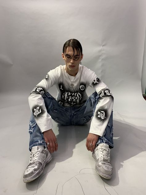 Racer Worldwide, Shoot Behind The Scenes, Lookbook Shoot, Streetwear Fashion Men, Y2k Photos, Distressed Pants, London Aesthetic, Brown Hoodie, Purple Hoodie