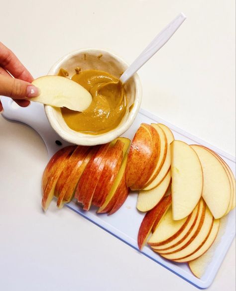 Apple Slices And Peanut Butter, Apples With Peanut Butter, Peanut Butter And Fruit, Apple Slices With Peanut Butter, Apples And Peanut Butter, Peanut Snacks, Cinnamon Snack, Peanut Butter Slice, Apple Peanut Butter