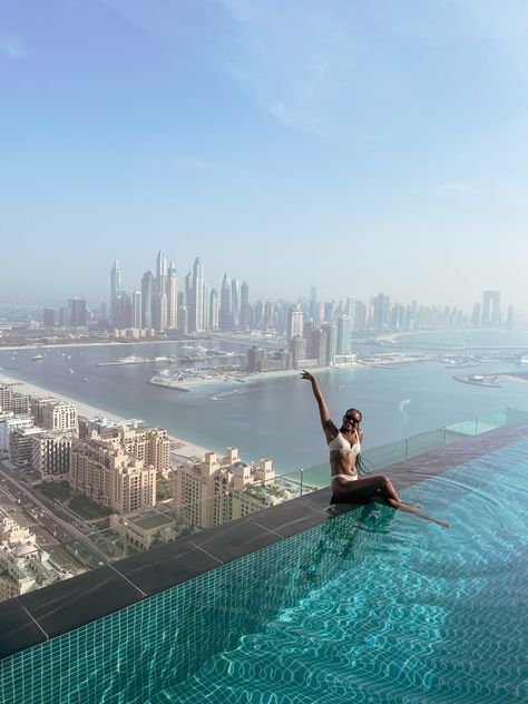 As far as luxury destinations go, Dubai is top tier. There are no end of chic hangouts, which makes putting together an itinerary a little overwhelming! I’ve Aura Dubai, Dubai Lifestyle Luxury, Dubai Beaches, Photos In Dubai, Dubai Luxury Lifestyle, Dubai Pool, Dubai Pics, Dubai Itinerary, Dubai Night