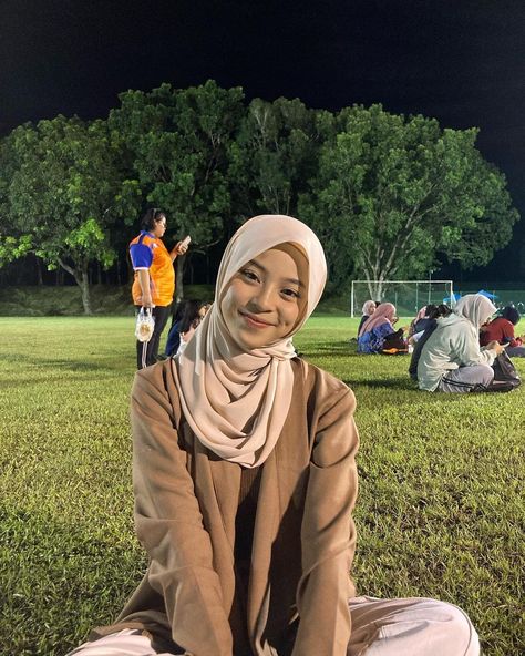 Foto Cewek Hijab Aesthetic, Fesyen Islam, Outfit Hijab Casual, Ootd Poses, Moslem Fashion, Hijab Aesthetic, Hijabi Aesthetic, Swag Girl Style, Muslim Women Hijab