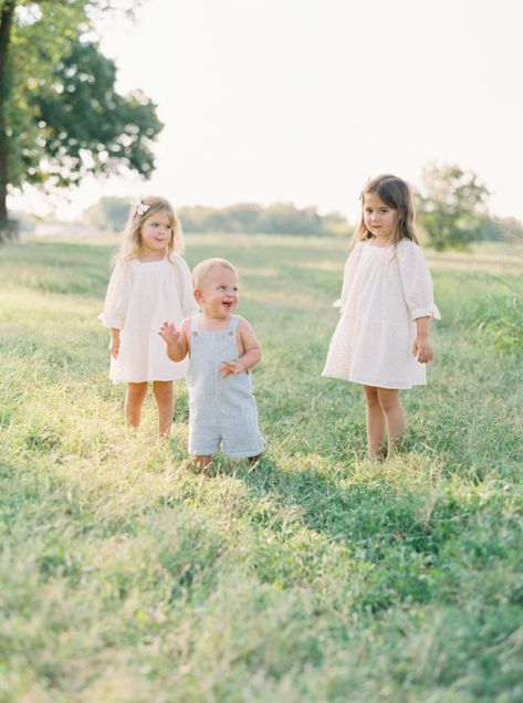 What To Wear Photoshoot, Fall Photoshoot Family, Spring Family Pictures, Family Beach Portraits, Outdoor Family Photography, Outdoor Family Photos, Family Photoshoot Outfits, Family Inspiration, Spring Family