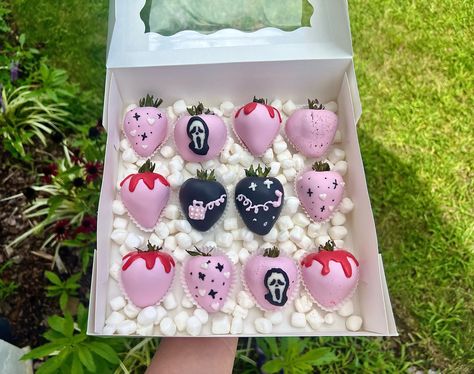 Scream Birthday Party Theme, Ghostface Party, Cousins Night, Desi Birthday, Halloween Strawberries, Birthday Plan Ideas, Candied Fruit Recipes, Bd Ideas, Strawberry Ideas