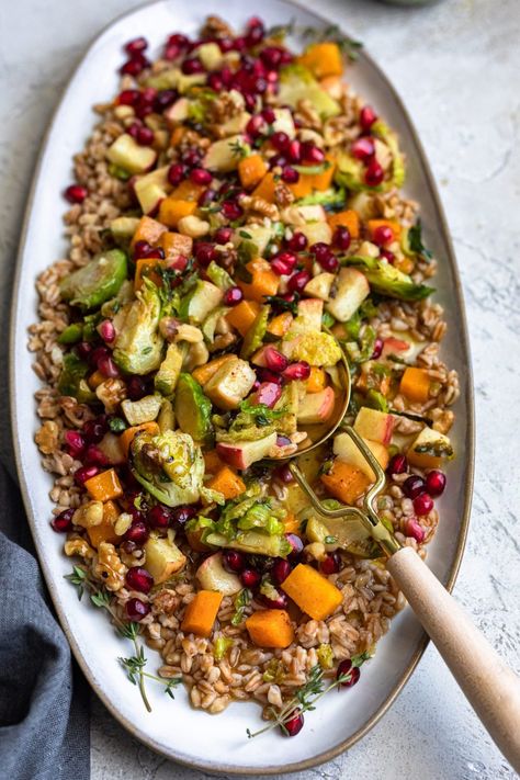 Fall Farro Salad With Hot Honey Vinaigrette - Dash of Mandi Fall Farro Salad, Farro Salad Recipes, Fall Salads, Farro Recipes, Honey Vinaigrette, Farro Salad, Thanksgiving 2020, Vegetarian Entrees, Autumn Salad