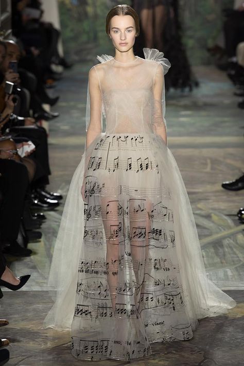 omg!!!!! Audio Detail. Show a couture dress or some interesting fabric with sheet music on it, show fabric reacting/vibrating from concert sound. Valentino，2014 Spring Haute Couture Paris, Valentino Haute Couture, Collection Couture, 파티 드레스, Valentino Couture, Musical Notes, Wedding Dress Couture, Gorgeous Gowns, Mode Inspiration