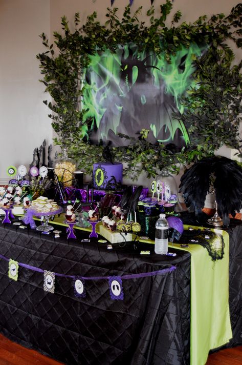 Maleficent Party Decorations, Fairytale Party Theme, Maleficent Birthday Party, Sweet Sixteen Themes, Disney Villain Party, Maleficent Party, Church Halloween, Villains Party, Hallowen Party