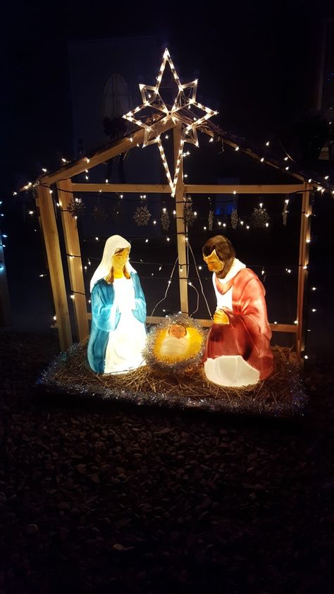 Nativity Set Outside, Christmas Outdoor Nativity, Nativity Outdoor Decor, Outdoor Nativity Stable, Nativity Scene Display Outdoor, Belen Christmas Decor Diy Recycled, Diy Nativity Set Outdoor, Nativity Set Display Ideas Outdoor, Diy Nativity Scene Outdoor