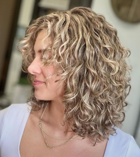 Collarbone-Length Curly Blonde Cut Mid Length Curly Hairstyles, Modern Bob Haircut, Really Curly Hair, Rock Your Hair, Large Curls, Colourful Hair, Hair Adviser, Wavy Curly Hair, Curly Girl Hairstyles