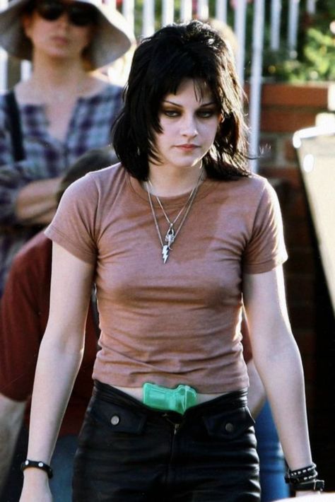 Kristen Stewart as Joan Jett Kristen Stewart The Runaways, Kristen Stewart Joan Jett, The Runaways 2010, Kristen Stewart Girlfriend, The Runaways, Dakota Fanning, Classic Actresses, Joan Jett, Kristen Stewart