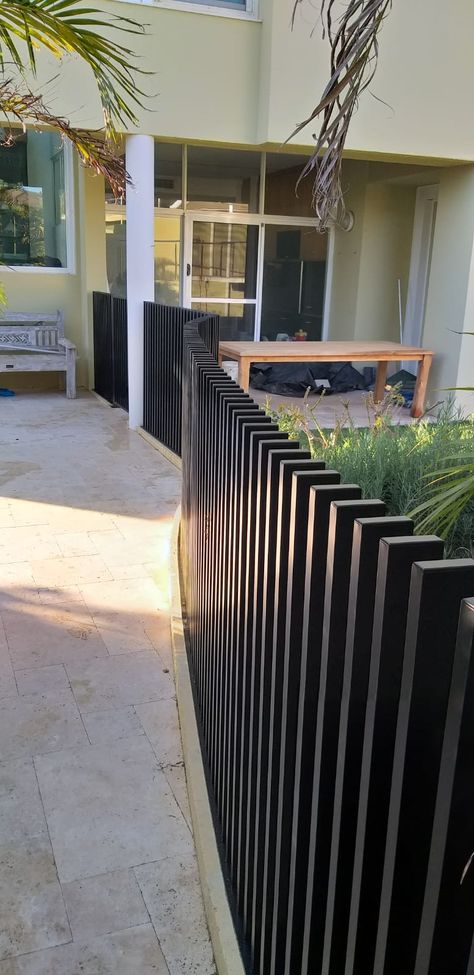 blade fencing – curved – side Metal Fence Ideas Steel, Diy Metal Fence, Metal Fence Design, Metal Fence Ideas, Fence Design Ideas, Small Backyard Garden Design, Steel Installation, Pony Wall, Modern Fence Design