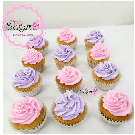 Cupcakes lila y pink en buttercream Purple And Pink Cupcakes Birthday, Pink And Purple Butterfly Cupcakes, Pastel Pink And Purple Cupcakes, Pastel Purple Cupcakes, Pink And Purple Cupcake Ideas, Cupcakes Lila, Pink And Purple Cupcakes, Cupcakes Rosa, Cupcakes Princesas