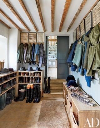 English Countryside Decor, Country Decor Diy, Laundry Room/mudroom, Countryside Decor, Farmhouse Mudroom, Mudroom Flooring, Mudroom Organization, Mudroom Ideas, Mudroom Entryway