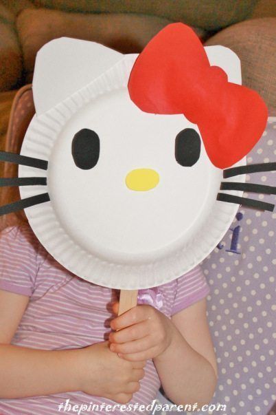 Hello Kitty Paper Plate Mask Hello Kitty Party Ideas, Paper Plate Masks, Decoracion Hello Kitty, Diy Hello Kitty, Hello Kitty Face, Hello Kitty Birthday Party, Cat Apparel, Hello Kitty Crafts, Masks Crafts