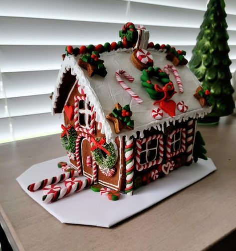 Clay Gingerbread House Diy, Target Gingerbread House Ideas, Gingerbread House Creative, Movie Gingerbread House, Cool Gingerbread House Ideas, Gingrtbread Houses Ideas, Christmas Movie Themed Gingerbread House, Ginger Bread House Decor Ideas, Gingerbread House Props