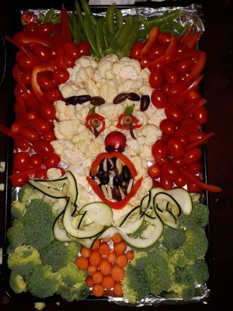 Pennywise Vegeatable Tray Veggie Tray Ideas, Halloween Veggie Tray, Puking Pumpkin, Healthy Treats For Kids, Pumpkin Vegetable, Halloween Food Appetizers, Healthy Halloween Snacks, Night Parties, Vegetable Tray