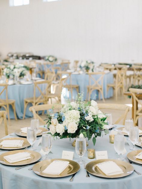 Round Table Settings, Classic Southern Wedding, Blue Wedding Receptions, Round Wedding Tables, Blue Table Settings, Round Table Decor, Table Setting Inspiration, Light Blue Wedding, Table Setting Decor