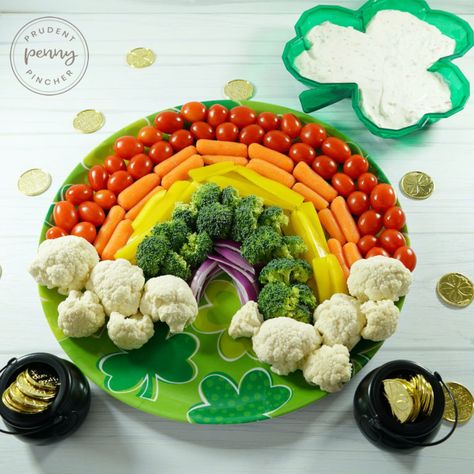 Get the party started off right with this easy and healthy St Patrick's Day Party Appetizer. This festive rainbow vegetable platter will certainly be a crowd pleaser among adults and kids alike. #stpatricksday #appetizer #recipes #party Irish Appetizers, St Patrick's Day Appetizers, St Patricks Food, St Patrick Day Snacks, St Patrick Day Treats, Idee Babyshower, Vegetable Platter, St Patricks Day Food, St Patrick's Day Decorations