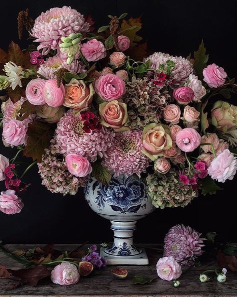 Cake Atelier Amsterdam Blue And White Vase, Flowers Arrangements, White Vase, Beautiful Flower Arrangements, Deco Floral, Sugar Flowers, Statement Necklaces, Arte Floral, Beautiful Blooms