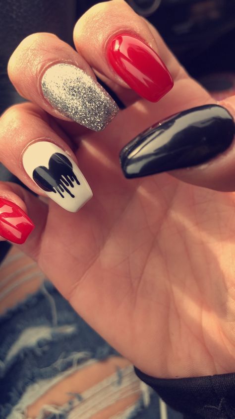 Heartbreak Nail Designs, Horror Valentines Nails, Valentines Day Nails Dark, Anti Love Nails, Emo Valentines Nails, Heartbreak Nails, Spooky Valentines Nails, Anti Valentines Nails, Goth Valentines Nails