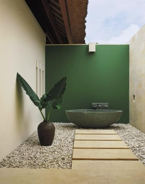 A green backdrop can lend one potted plant enough gravitas to carry the entire garden. Garden Wall Designs, Outdoor Bathtub, Outdoor Showers, Outdoor Bath, Outdoor Bathrooms, Casa Exterior, Have Inspiration, Green Walls, Colorful Garden