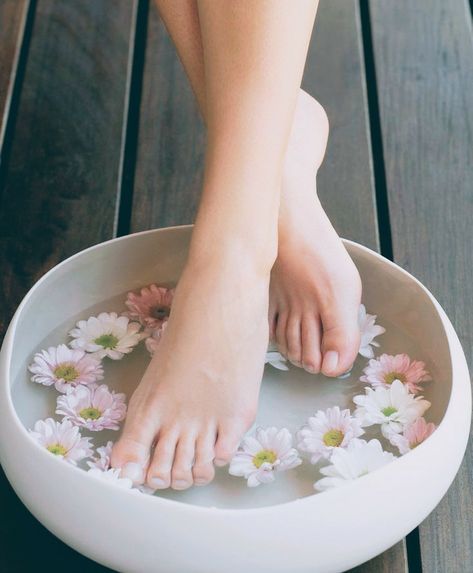 Basic Pedicure, Deco Spa, Pedicure Tips, Spa Pedicure, Pedicure At Home, Manicure Diy, Foot Spa, Diy Spa, Foot Soak