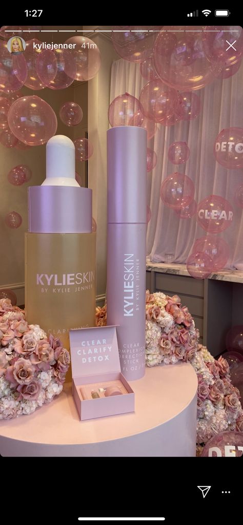 Skincare Vendor Booth Display Ideas, Kylie Pop Up Shop, Kylie Cosmetics Store, Business Launch Party, Launch Event Ideas, Pr Event, Makeup Masterclass, Expo Ideas, Trajes Kylie Jenner