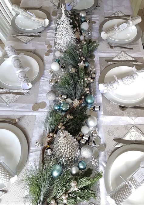 White And Silver Christmas Table, Christmas Dinner Table Settings, Bathroom Construction, Christmas Urns, Xmas Table Decorations, Xmas Table, Green Xmas, Christmas Dining Table, Christmas Dinner Table