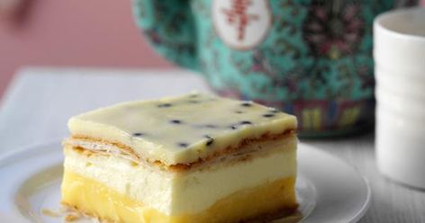 Vanilla cheesecake slice Passionfruit Slice, Cheesecake Slice, Mint Chocolate Cheesecake, Vanilla Slice, Slice Recipes, No Bake Slices, Passionfruit Recipes, Fast Desserts, Slice Recipe