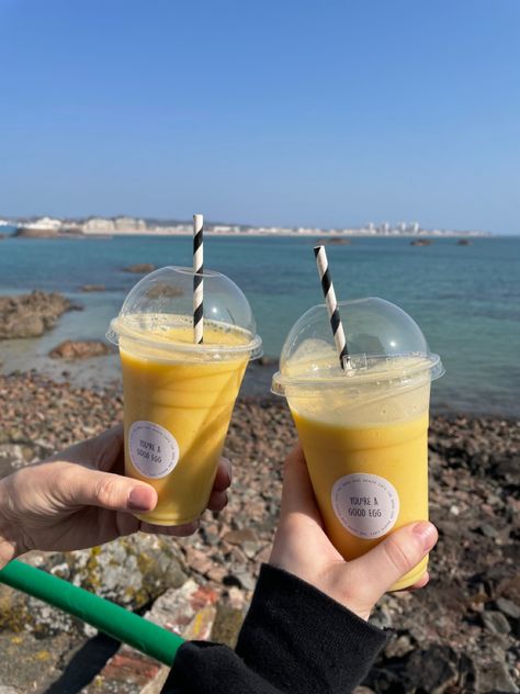 Yellow smoothies on the beach! With a ‘You’re a good egg sticker’ on the side. Tropical Smoothie Aesthetic, Fruit Smoothie Aesthetic, Smoothie Aesthetic, Food Summer, Tropical Smoothie, Fresh Juice, Smoothie Recipes Healthy, Fruit Smoothies, Summer 2022