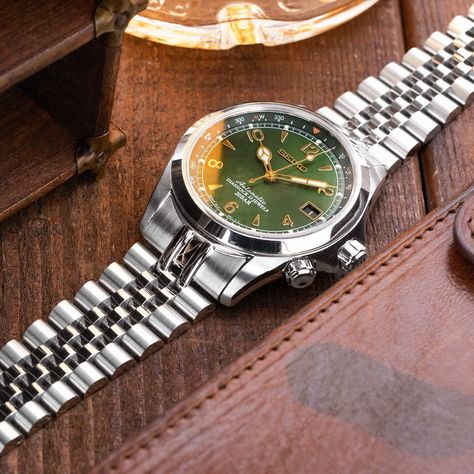 Seiko Alpinist Green, Seiko Alpinist, Watch Photography, Watch Art, Hamilton Khaki, Seiko Automatic, Seiko Prospex, Classy Watch, Seiko Presage