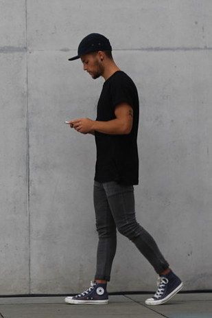 Un look bastante minimalista pero estiloso, es llevar skinny jeans grises, camiseta larga negra, y los Converse tipo botines. | 33 Formas en las que los hombres pueden usar Converse en cualquier ocasión High Top Converse Outfits Men, All Star Converse Outfit, Chuck Taylors Outfit, Mens Converse Outfit, High Top Converse Outfits, Converse Style Women, Black Outfit Men, Converse Outfits, Converse Outfit