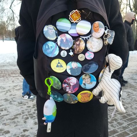 Backpack Backpack Decoration Ideas, Pins On Backpack, Bag With Pins, Scene Backpack, Decorated Backpack, Backpacks Decoration, Backpack With Pins, Funky Backpacks, Backpack Ideas