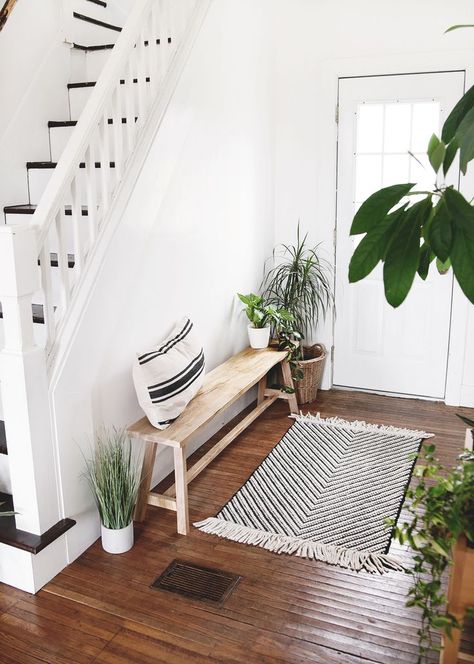 Learn how to build this simple, modern rustic bench! #diy #bench #entryway Diy Bank, Diy Para A Casa, Diy Muebles Ideas, Bench Diy, Rustic Bench, Hemma Diy, Stair Case, Diy Ikea Hacks, Diy Ikea