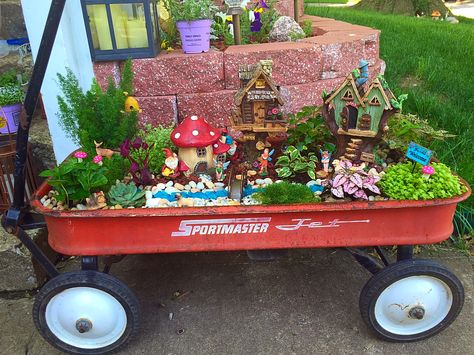 Fairy Garden in an old wagon by Melanie Cantrell. No page to go to, just a photo for ideas & inspiration. Fairy Garden Design Ideas, Miniature Garden Design, Miniature Garden Decor, Beach Fairy Garden, Fairy Garden Ideas, Fairy Garden Designs, Fairy Furniture, Faeries Gardens, Mini Fairy Garden