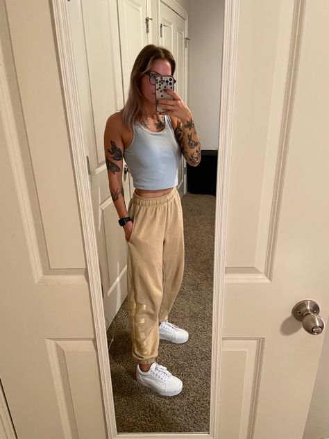 Vans Workout Outfit, White Platform Vans Outfit, Outfits With White Vans, White Vans Outfit Women, Vans Platform Outfit, Jogger And Crop Top Outfit, Comfy Oufits, Platform Vans Outfit, Joggers And Crop Top