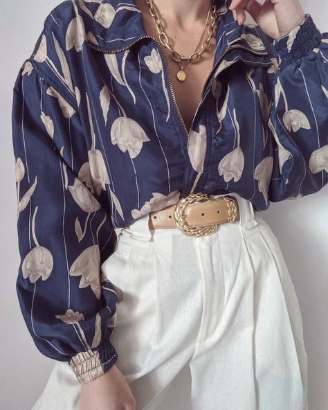 Pattern Button Down Shirt Outfit, Flower Blouse Outfit, Vintage Blouse Outfit, Grunge Photography Aesthetic, 90s Blouse, Fashion 90s, Airbrush App, Aesthetic Minimalist, Pretty Shirts