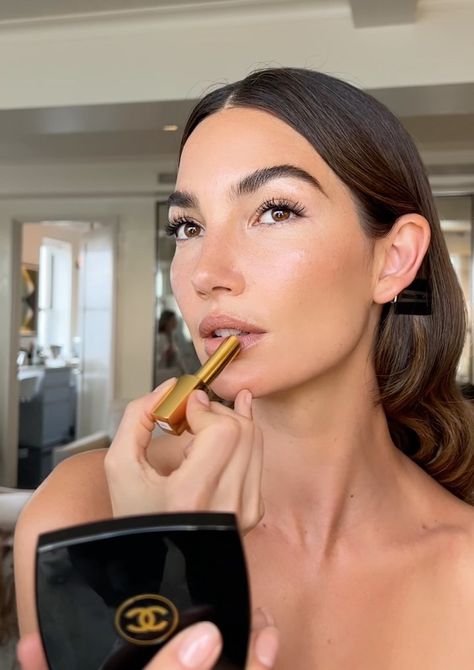 Cyndle K on Instagram: “Final touches on beautiful @lilyaldridge for @khaite_ny #MetBall2022 using @chanel.beauty ♥️ @brycescarlett @daniellegoldberg…” Lily Aldridge Hair, Makeup Up Close, Deep Autumn Makeup, Chanel Mascara, Makeup Hacks Tutorials, Glow Stick, Lily Aldridge, Chanel Beauty, Powder Blush