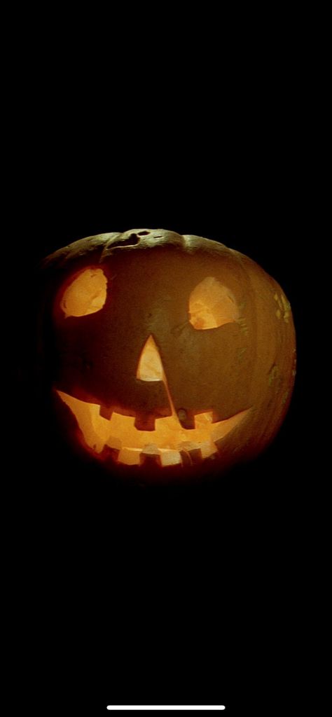 Pumpkin From Halloween Movie, Halloween Movie Jack O Lantern, Halloween 1978 Wallpaper, Halloween 1978 Pumpkin, Old School Halloween Wallpaper, 80s Halloween Aesthetic Wallpaper, Old Halloween Aesthetic Wallpaper, Michael Myers Iphone Wallpaper, Halloween 1978 Tattoo