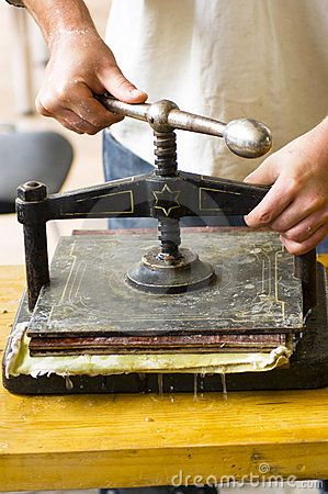 Manufacturing handmade paper. Pressing the cellulose with a vintage presser. Homemade Gift Boxes, Farmers Market Display, Lavender Crafts, Paper Press, Folding Origami, Handmade Plates, Bookmaking, Quilling Paper Craft, Diy Papier