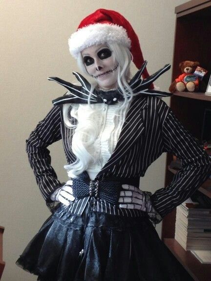 Lady Jack with santa hat Jack Skellington Cosplay, Jack Skellington Costume, Clever Costumes, Creepy Costumes, Costume Noir, Video Games Consoles, Amazing Cosplay, Halloween Halloween, Best Cosplay