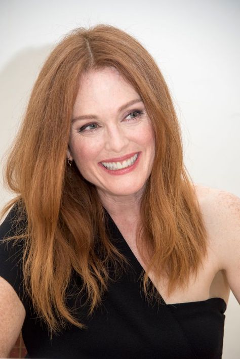 Julianne Moore's evolution through the years Julian Moore, Inspirational Movies, Strawberry Blonde Hair, Mtv Movie Awards, Julianne Moore, Strawberry Blonde, Orange Hair, Movie List, Pretty Hairstyles