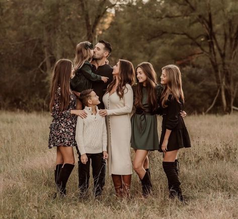 Brunette Family Photos, Black Fall Pictures Family, Christian Costume Ideas, Fall Family Pictures Outfits Black And Brown, All Black Fall Family Pictures, Modern Fall Family Photos Color Scheme, Green Black And Gold Family Photos, Classy Family Photoshoot Outfits, Autumn Family Pictures Outfits